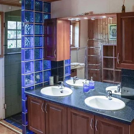 Σπίτι διακοπών 5 Bedroom In *
